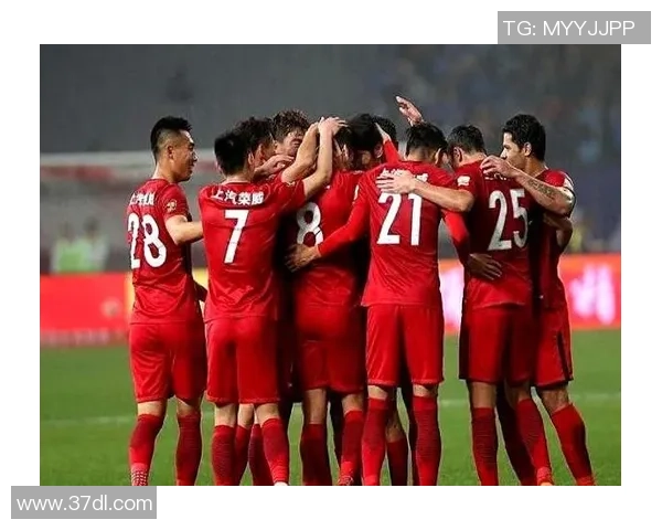 上海上港与山东队激战正酣争夺中超联赛重要积分的关键之战